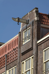 Topgevel met hijsbalk a/d van Effenstraat.
<br/>
Paul Paris, juni 2014